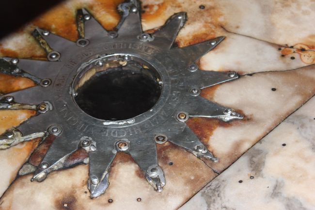 これがその場所です。<br />みんなが記念撮影したり、触ったり、キスすたりで大混雑です。