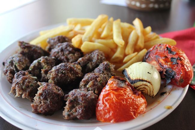 Wi-Fiの使えるレストランで食事です。<br />これとジュースで800円くらいだっけな。<br />やはりエルサレムよりずっと物価が安いように思います。<br />ここでご飯を食べていたら、突然「日本人？」と。<br />何かな？と思っていると何やら去年日本へと旅行に来たフランス人らしい。<br />そこからは怒濤の聞くのも恥ずかしいような日本べた褒めが！<br />リップサービスかもしれませんが、人生で最高の国が日本で、最高の場所が宮島だったと。<br />こういう偶然の出会いも嬉しいですね。