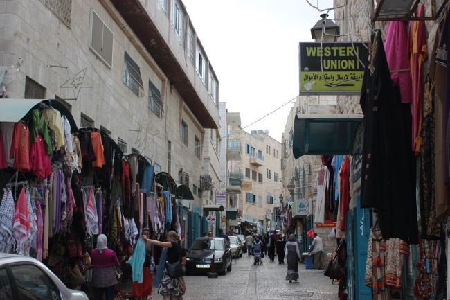 お腹もふくれたのでバス停まで戻ります。<br />スークを通って。