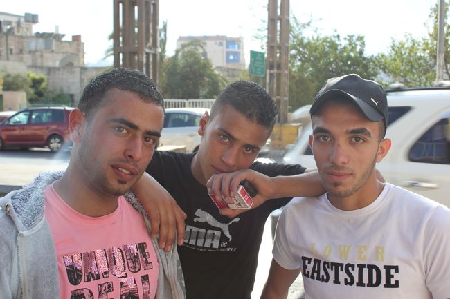 途中バス停までの道に迷ったのでそこらへんに居た人に道を聞きました。<br />そしたらわざわざ案内してくれました。<br />彼らも分からなかったみたいで、色んなお店に入って、色んな人にわざわざ質問してくれて。<br />パレスチナ人の優しさを感じました。<br />すんでる場所はウエストバンクと言われるエリア。入国審査で必ず「ウエストバンクには行くのか？」と聞かれる場所です。<br />この瞬間自分の中でハッとしました。<br />イスラエルは本当に色々と考えさせられる場所で、自分もある程度は知っているつもりでしたが、自分の今までのあまりの無知さに恥ずかしくなった場所でもありました。