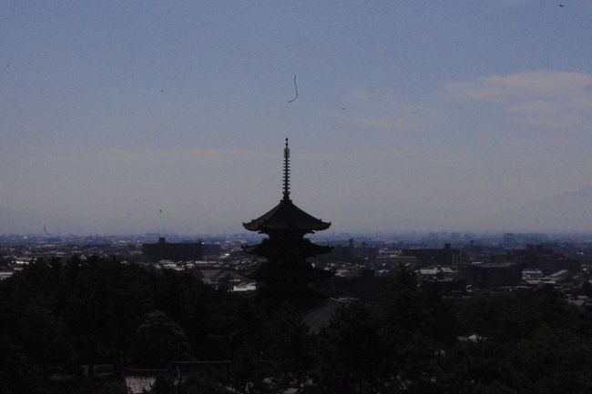 南　興福寺・五重塔<br />　　<br />これから拝観予定の北円堂も見えます。