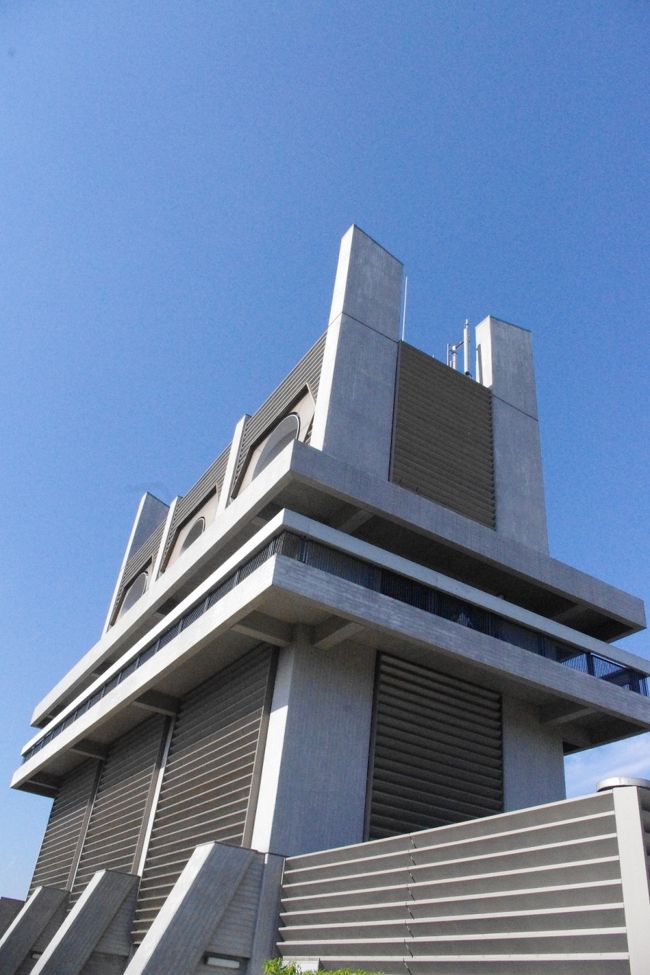 奈良県庁屋上に降りて展望台を眺める<br /><br />展望台の通路も屋上もスケッチをする人が大勢でした。<br />