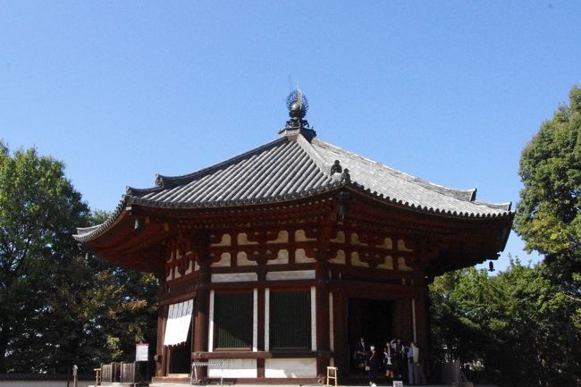 興福寺で最も古い建物<br /><br />北円堂　八角円堂　本瓦葺　鎌倉時代（国宝）　<br />　　　　養老5年（721）創建<br />　　　　冶承4年（1180）平家による南都焼打で焼失<br />　　　　承元4年（1210）再建<br /><br />冶承の大火で伽藍が壊滅したが<br />鎌倉期を代表する仏師たちにより復興
