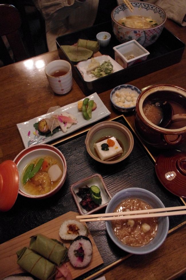 昼食<br /><br />夫は煮麺定食<br />はんなりは茶粥定食<br /><br />茶粥を頂こうと予定した店が見つからず<br />（後で分かったのですが奈良公園からは遠かった・・）<br />猿沢の池近くで入ったのですが・・・<br />寿司は余分でした。。。