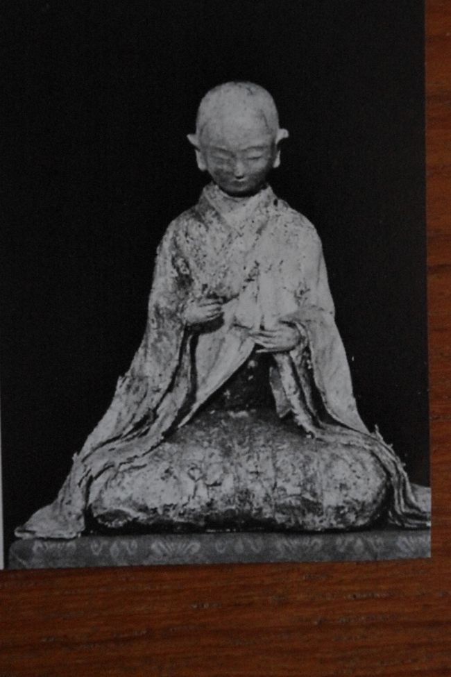 本堂に安置されている<br />紙を張り合わせた横笛　<br />（撮影禁止のためパンフレットより）<br /><br />滝口入道との悲恋で知られる横笛<br />尼となり晩年を過ごした横笛堂がある<br /><br /><br />