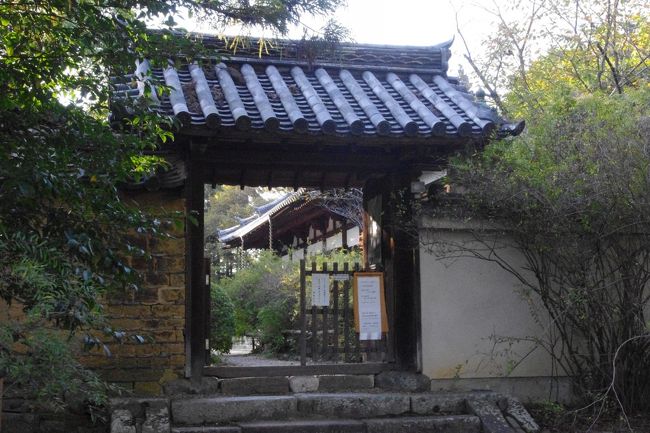 たまらなく好きな鄙びた土塀<br />の中門をくぐる