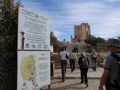 アンマンより45分ほどでジェラシュ遺跡に到着しました。
ここでは東京と大阪からのツアー団体に遭遇。
強い日差しを避けるために日傘をさしていましたがヨルダンで見ると異様です。ほかにも団体客が沢山いました。