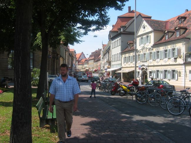 アウトバーンの３号線を北に走り、ニュールンベルグを通り越して、バンベルグに到着したのは、１１時ぐらいでした。約２時間半の道のりです。<br />　この日は本当に天気が良く、青空が綺麗な、しかし兎に角暑い日でした。車を駐車場に停めて近くのレストランで早めの昼食を摂り、旧市街へ散策に出かけました。<br />　バンベルグに立ち寄ることに決めたのは、以前、仕事でドイツ・ニュールンベルグに半年ほどいた友人の勧めです。彼によるとドイツで訪れた中で最も美しい街並みだったとのこと。<br />　調べてみると、バンベルグは、その歴史は902年まで遡る１０００年以上の歴史を持つ大学街とのことで、ローマと同じく7つの丘に築かれた街のため、時に「フランケンのローマ」と呼ばれることがあるそうです。また、１０００年の歴史を重ねた街並みは奇跡的に第２次世界大戦の戦果をのがれ比類のない風景を創り出しています。<br />　1993年に、旧市街は、ユネスコの「人類の文化・自然遺産」に登録されています。