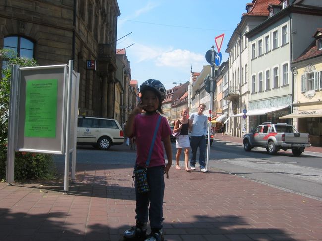 娘がVサインで写っていますが、残念ながら逆光で見えません。後ろのカップルを見ても肌が強い日差しで輝いており暑そうです。