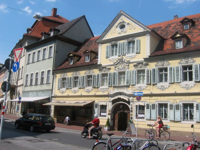 クリーム色の壁と、豪華な窓の飾りが目にとまり写真に収めました。