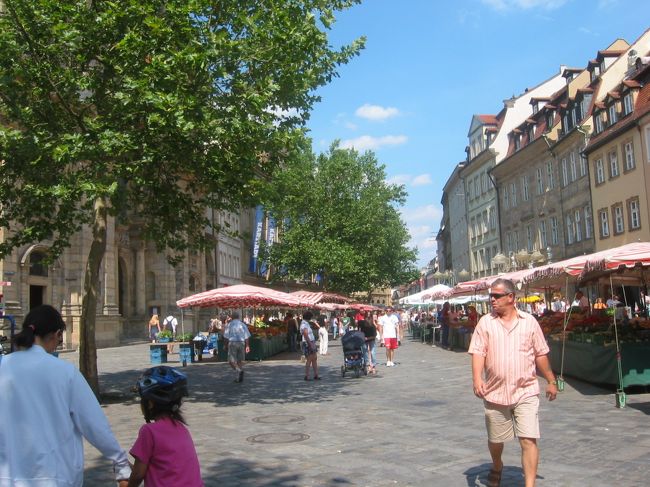 街では、市場が開かれていました。新鮮な野菜や果物が売られていました。