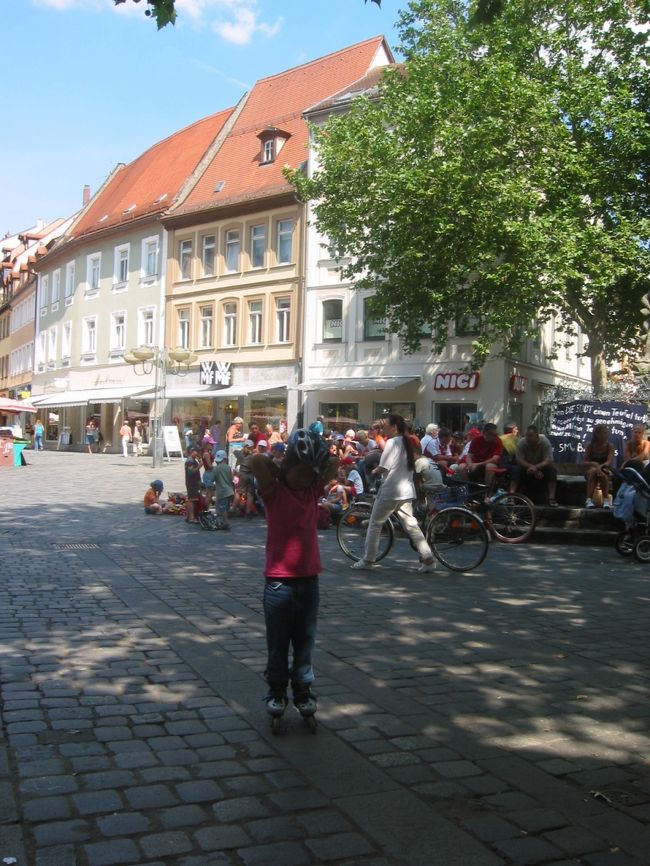 日陰のベンチに人が集まっています。