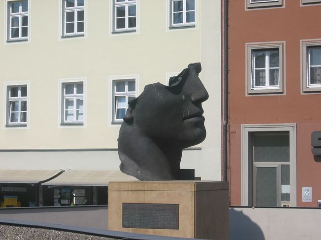 半分壊れた、顔のオブジェです。古い町並みのなかに、このようなオブジェがあるのも不思議なバランスです。