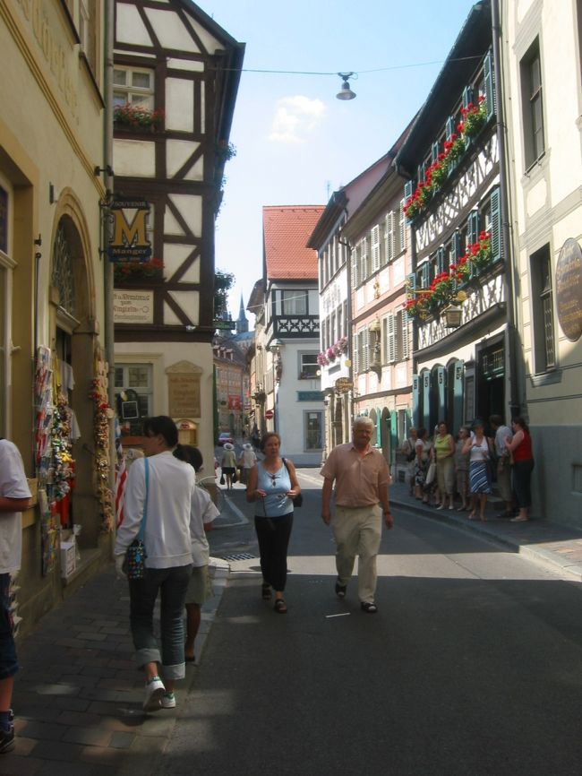 旧市街地を通り聖ミヒャエル教会の方に向かいます。