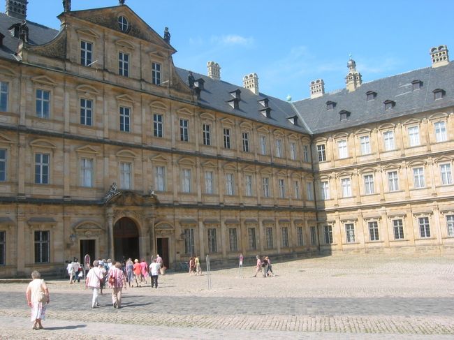 大聖堂の裏の広場です。