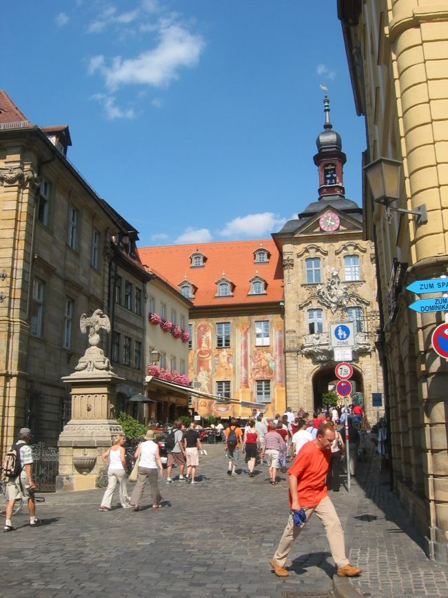 新市庁舎の前のです。さすがにこの辺は人が多いです。