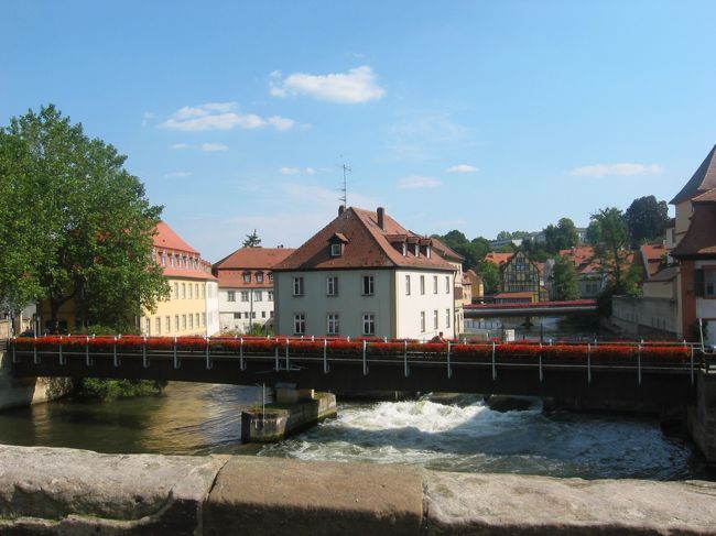 橋の上からの風景です。もっと沢山写真を撮っていたのではと思いましたが、意外と少なかったです。バンベルグは、どこも大変重厚で美しく、もう一度行ってみたい街です。<br /><br />この後、車に戻りビッテンベルグへ向かいました。<br /><br />到着したら、もう日が暮れていました。その日の夜はビッテンベルグで中華料理を食べました。どこの街も中華料理はありますね。割と美味しかったです。