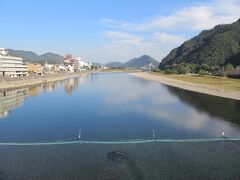 長良川を渡り　長良川温泉旅館が立ち並ぶ長良川の右岸へ行きます。