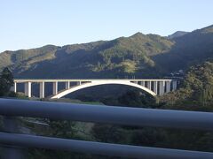 お腹も一杯になったところで、本日のメイン観光地である高千穂峡に向かいます。峡谷沿いの国道218号をドライブです。至る所に橋が架かっています。こちらは高さ１４３ｍ、長さ４６３ｍの天翔大橋で、農業用のコンクリートアーチ式橋としては日本一の規模だそうです。