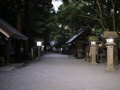 日も沈んでしまいましたが、折角なので天岩戸神社にも行ってみました。
車で20分ほどの距離です。17時も過ぎていたため、参拝客や観光客の姿もほとんどありません。
