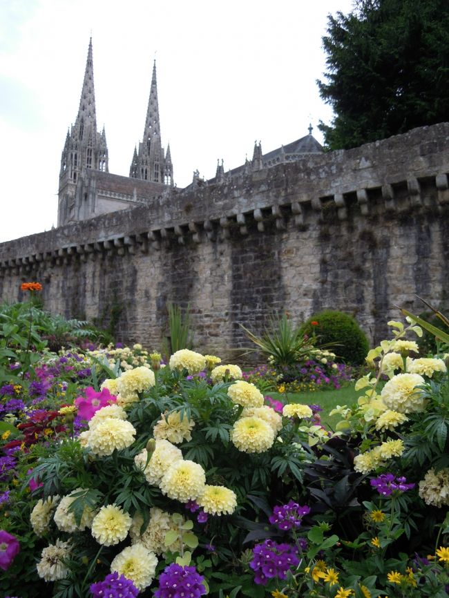 右に曲がると目の前に現れたサン・コランタン大聖堂。<br /><br />カンペール旧市街の中心に建ちシンボルになっています。