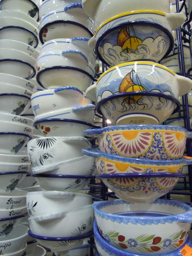 ブルターニュ独特の絵柄が施されているカンペール焼が所狭しと並んでいました。<br /><br />日本にいる時は「カンペール焼買ってくるぞ!」<br />と意気込んでいましたが、意外と高いし(決して高価ではないけれど私には高い)、これからまだ旅が続くので重くなるなーと思い結局買いませんでした。<br />今から思えばカフェオレボールくらい買えば良かったと。