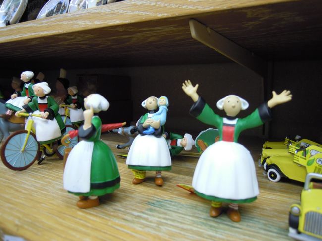 カンペール焼の店のショーウインドーに並ぶ"ベカシーヌさん"の陶器人形。<br /><br />これも買っておけば良かったかなー<br />でも、置く場所はないし、小さい女の子もいないし。<br /><br />ベカシーヌさんはエクス・アン・プロヴァンスの旅行記にも書きましたが、日本でいうと「サザエさん」のような人気漫画の主人公で、ブルターニュ出身のお手伝いさんです。