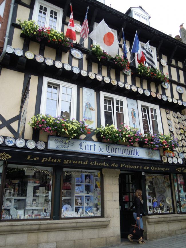 広場に面してカンペール焼のお店も。<br /><br />店内に入ると世界中からの観光客で溢れていますが、日の丸の旗が真ん中なのは、日本からのお客様は上得意なのでしょうか。<br />フランスの他の観光地に比べると日本人の観光客は少ないと思ったけれど・・・私個人の我がままですが、ブルターニュにはまだ日本や東アジアからのツアー客があまりいないのが好ましい点です(^^;)