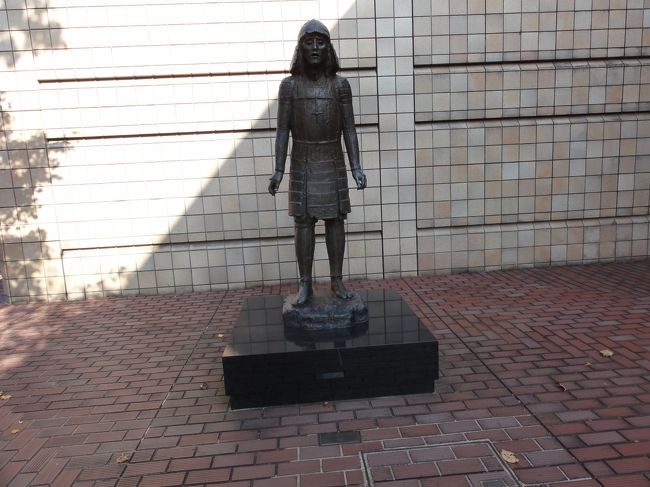 こわっ！<br />顔に表情がなくて埴輪って感じ。<br />何かを訴えようとしているみたいに見えます。