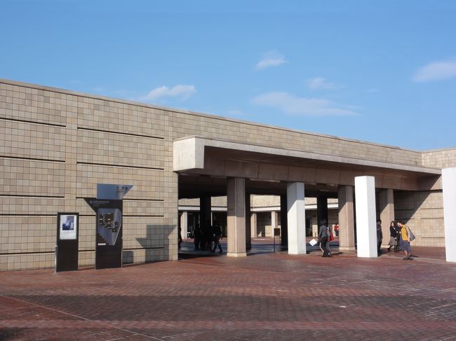 やっと到着の正面玄関。<br />私は県民ギャラリーにしかいきませんでした(-_-;)<br /><br />無料で入れる場所にもたくさん芸術作品（像）があって，自然もいっぱいで，１年に１度くらいは訪れたいなって思いました(o^ω^o)<br />まあ，お金払って見なさいって感じですけど彡(-_-;)彡<br />ただで芸術に触れた気分になれちゃった１日です(*^m^*) 