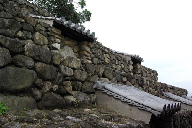 バス停の目の前にホテル・ウエ○○スがあって。その裏庭みたいな位置に頭塔があります。