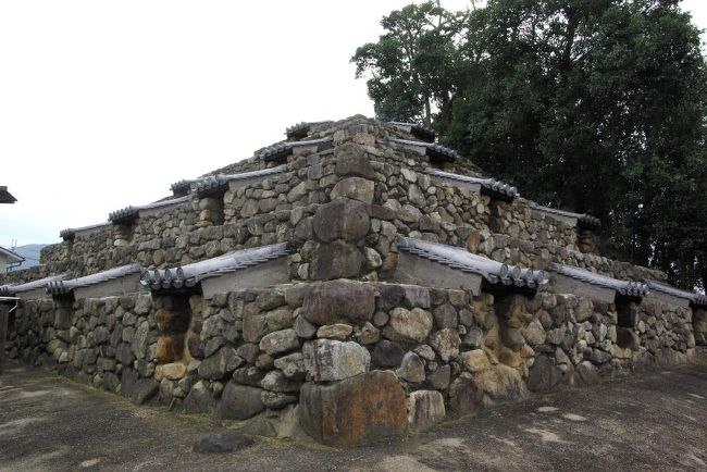 これが奈良時代に作られた土塔。。瓦屋根の庇は後世に作られたもの。。