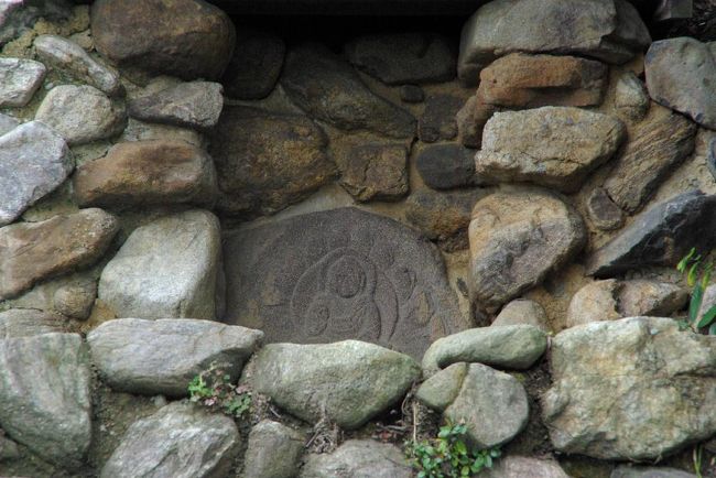 創建当初は、この頭塔全体を覆うように回廊状の屋根が設けられていたそうです。当時の瓦が出土されています。<br />