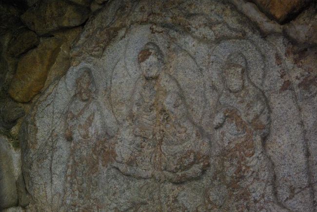 石仏が茶色いのは、最近まで誰でも「拓本」がとれたから。。墨の跡らしいです。