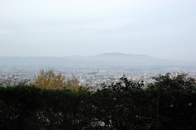 生駒の山並も霞っでますが、奈良市内一望の絶景は変わりません。。