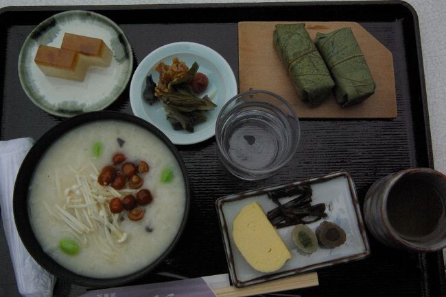 雅楽を聞く前に、、今日のお昼はお粥と決めていました。。万葉植物園正門前のお店で。