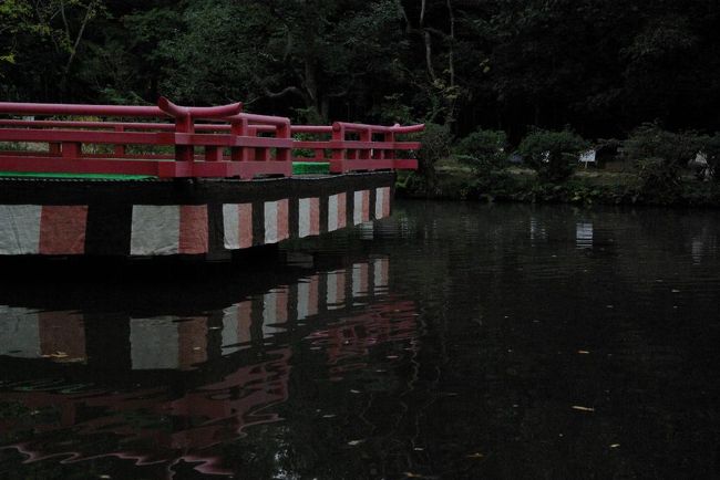 雅楽会場の浮見堂。遠くでシカの鳴き声が聞こえてきました。。しーんとした舞台に期待が高まる。。