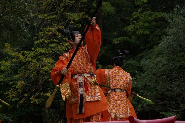 鉾を逆さに持っているので、「逆鉾」（さかほこ）というそうです。