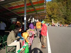 駒ケ根ロープーウエイのＨＰでは10月9日が一番混雑する日らしい。さすが前日,やっぱり混んでる。