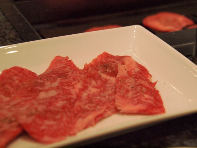 2011年10月21日<br /><br />さ〜〜もう秋だけど、やっと夏休み。<br />今回はパリ経由でカイロ。時間を有効に使える羽田発の夜中便をChoice。<br /><br />会社から一旦自宅に戻って荷物をPick Upしたら、そのままタクシーで羽田まで。<br /><br />今日も仕事でバタバタしてたので、夕食はまだ。羽田に着いたらもうお腹ぺこぺこ。<br /><br />羽田空港でなぜか焼き肉。<br />これからの旅、体力がいりそうなのでしっかり肉食って体力つけておかないとね。