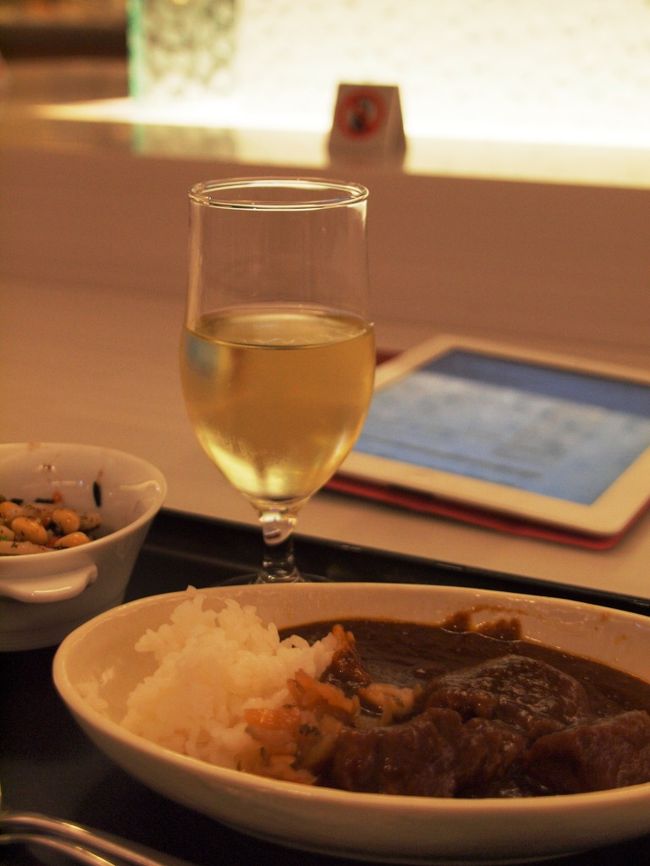 焼き肉で少々腹を満たしたら、サクララウンジへGo。<br /><br />クンクン。<br />あれ？カレー臭。<br />羽田空港のサクララウンジにカレーは無かったような。<br />いや、でもカホリが。<br /><br />カホリに引きつけられるように、ダイニングへ行くと。<br />やっぱりあったあった♪<br />カレ〜〜〜〜。<br /><br />焼き肉を食した後ではございますが、もう12時も過ぎてはございますが、頂いておきましょう。