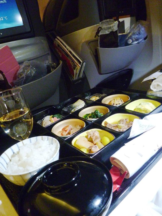 2011年10月22日<br /><br />日付が変わった頃JAL便へ搭乗。<br />水平飛行になった瞬間、シェルシートを倒して爆睡モード。<br /><br /><br />ふわ〜〜。よく寝た。約7時間ほど爆睡。<br /><br />普段私が寝るのは1時過ぎ。この便の定刻は1時半。<br />ちょうど私が普段寝る時間と眠れる時間が重なるので、熟睡できてナイス。<br /><br />普段の乗ってた午前便の成田発ヨーロッパ行きの便だと昼間に飛ぶので眠れないのよねぇ。<br /><br />目覚めの朝ごはんをいただきまーす。