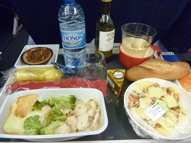 フランスからカイロまでは4時間半。<br /><br />乗った機材は、全席YクラスもパーソナルTV付き。<br />しかも、映画は日本語吹き替えのもやってるじゃない♪<br /><br />映画を選択していると、機内ではDrink&amp;ミールサービスが開始。<br />「マダム」「ムッシュー」というCAの方のネイティブなフランス語が響く。<br /><br />あたしも「マダム」おほほ、マダムっていい響きでございますわ♪<br /><br />エコノミストのマダム、機内食しっかり頂きます。<br /><br />