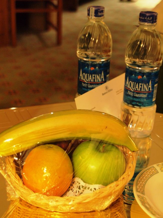 Welcomeフルーツとコンプリメンタリーのお水が2本。<br /><br />よかった、水があって。<br />水が無くても、ホテルのセキュリティも厳重なので、わざわざ外に買いに行く気にはならなかったもんで・・・<br /><br />まぁ、その際はお高いミニバーの水を飲みますけど。