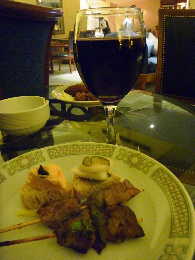 ラムセスヒルトンのカクテルタイムは（確か）18時ー20時。<br /><br />まだ時計を見ると20時まで少し時間があるので、荷物をほどくのも後にしてエグゼクティブラウンジへ急ぐ。<br /><br />機内食完食のため、あまりお腹は空いていない。<br />カバブなどのアテを頂き、ワインで乾杯。<br /><br />こちらで提供されているのは、エジプト産のワインだそう。<br />初めて頂くエジプトワイン、なかなかGood。