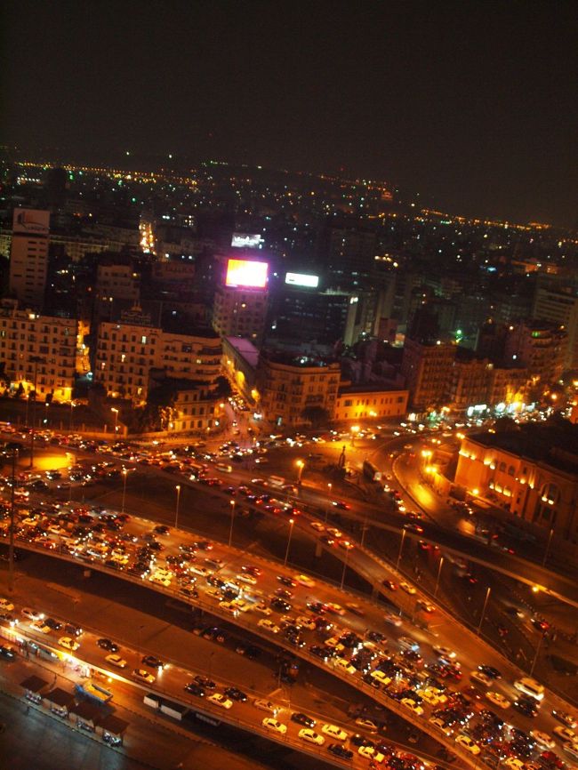 部屋に戻ってベランダへ出てみると、開けた瞬間『ブブーッ』とめちゃめちゃ賑やか。<br /><br />外に出ると、そにこは母なる川ナイルが流れている。<br /><br />開けていると、間違いなく眠れないほどの喧騒。<br />ラムセスヒルトンは、道路が何本の交差する街のど真ん中にあるホテルだから、この賑やかさは仕方ないかな。