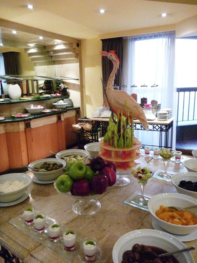 朝食はエグゼラウンジで。<br /><br />一番のりで朝食を頂く。<br /><br />種類は少なめだけど、普段朝ごはん食べない私にはOK。<br />朝からたっぷり食べたい方はエグゼラウンジでは無い方がBetterかと。