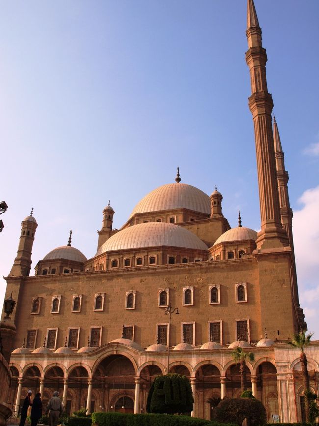 午前07時30分ホテルのロビーでガイドさんと待ち合わせ。<br /><br />本日は【カイロ5大スポット観光】<br />日通ペリカントラベルにOne Day Tourを日本から申し込み済み。<br />遺跡の説明は日本語で聞きたいし。<br /><br />このペリカントラベルさんが、実は大助かり。<br />出発直前にデモがあった時も、治安状況を聞くためにメールで問い合わせすると、本当に詳しく現地の情報をメールで送ってくださったりして本当に感謝。<br /><br />まずは最初の観光地は【ガーマ・ムハンマド・アリ】<br />トルコのブルーモスクを手本に作られた内装が美しいモスク。<br /><br />荷物と人間はX線でチェックされてから、敷地内へ。