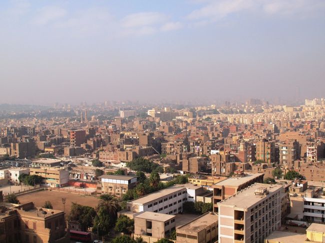 高台にたっているガーマ・ムハンマド・アリからはカイロ市街が一望できる。<br /><br />いや〜〜大都会。カイロって。