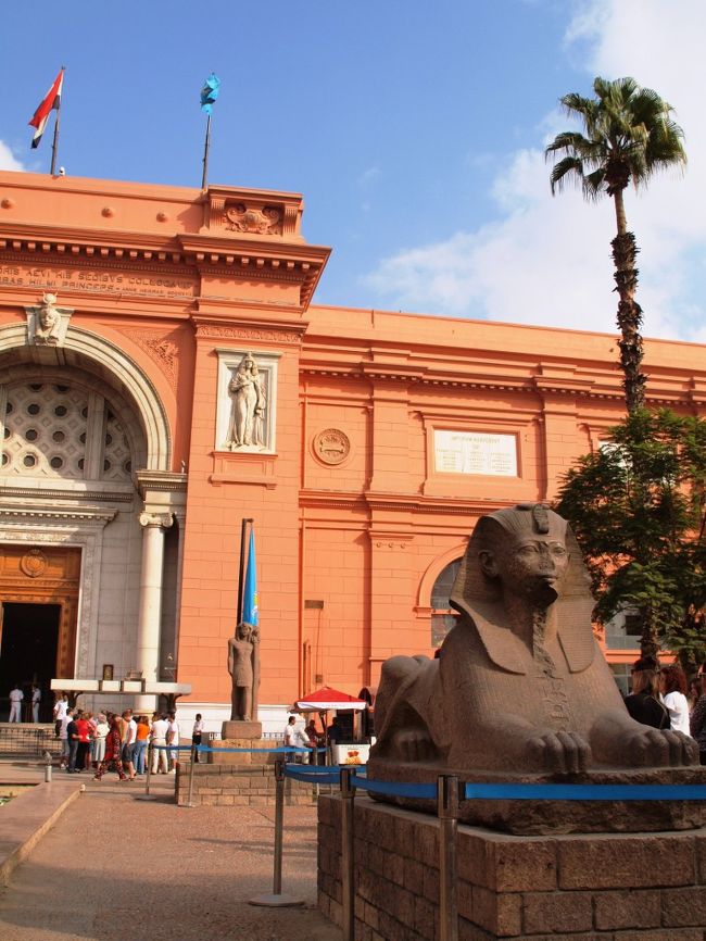 続いて、カイロ博物館（ガイドブックでは考古学博物館と書かれてます）<br />こちらは撮影禁止で、カメラはカメラ預かり所へ預けなければならない。<br /><br />あの有名なツタンカーメンの金のマスクもある。<br /><br />ここでも、荷物も人間もX線に通されてから中へ入る事ができる。<br /><br />このカイロ博物館、本当に見どころ大満載。<br />ロゼッタストーンだけがレプリカで、それ以外はすべて本物。<br />もう、とにかくすごいの一言。<br /><br />ツタンカーメンの内臓を入れていた石器などは、当時ツタンカーメンの内臓を取り出して入れた際についた血痕まで鮮明に残っている。<br /><br />そこに血があったり、ミイラとして肉体があったり。<br />ラムセスもツタンカーメンも伝説ではなく、本当に人間として存在してた証がある。<br />しかもそれは、数千年前のもの。<br />エジプトすげー。<br /><br />そして、ここが革命の時にアフガンやイラクのように荒らされず、今こうして見る事ができる事に感謝。